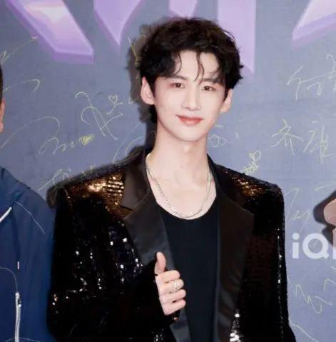 白敬亭进组难哄章若楠饰演女一号2