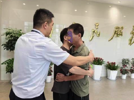 重庆父亲离家16年的孩子在杭州找到了 身体每况愈下却始终未放弃希望