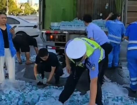 景德镇警民联手搬运2万多瓶散落矿泉水