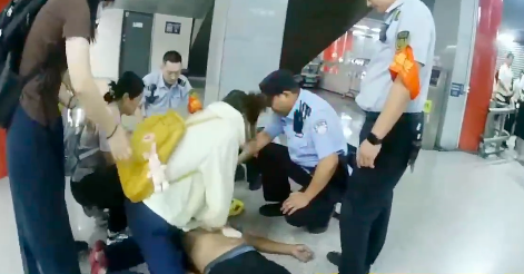 警医联动跪地抢回跳停的心 男子被救护车送往医院进一步救治