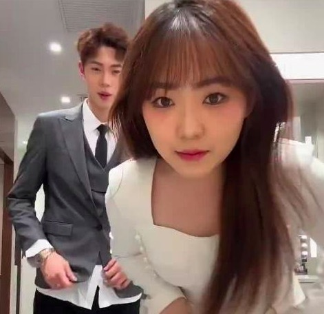 网红小郑嘻嘻否认婚内开放关系，回应家暴质疑