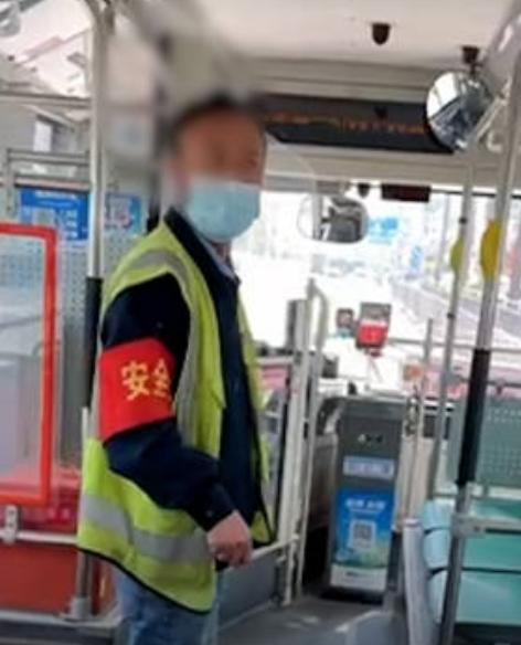 东莞女子乘公交遭司机辱骂 司机称你坐前面影响我开车心情