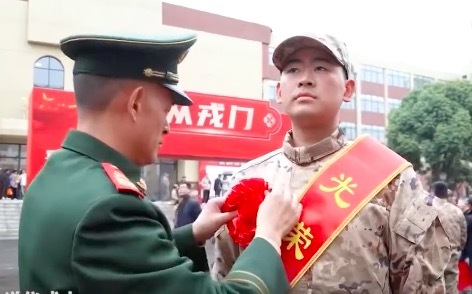 从父子到战友：武警父亲送儿子入伍