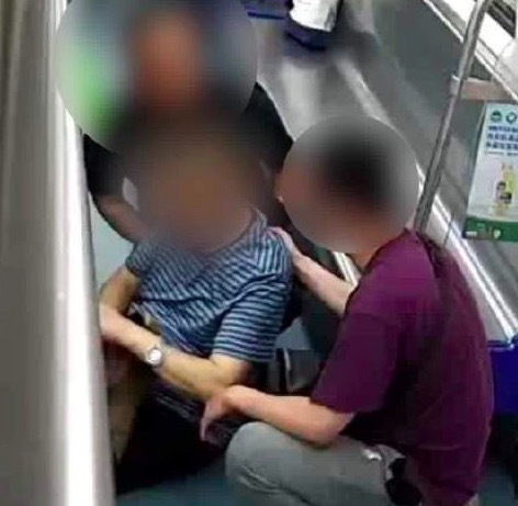 男子地铁突发抽搐晕倒便衣出手了 心肺复苏当场救回！