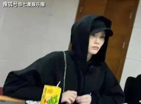 从普女到超模，从211到985，奚梦瑶现身北大教室，为接管生意充电