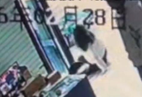 女子被快递员掌掴致耳膜穿孔