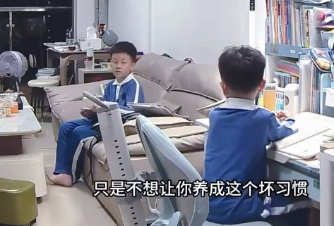弟弟控诉妈妈区别对待 哥哥回复获赞