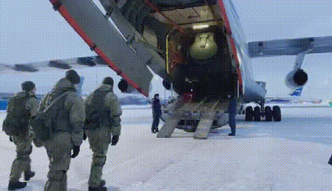 俄维和主力飞赴哈萨克斯坦，士兵全副武装，现场画面震撼