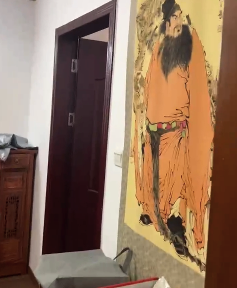 租客退租留下一屋子家具“古香古色”，房屋代管公司的工作人员收房时被震惊