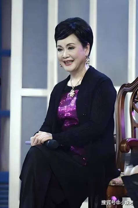 82岁的李谷一在北京养老，50岁单身未嫁的女儿肖一在照顾母亲