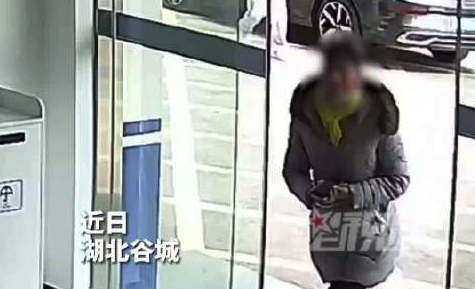 天降“刑事拘捕令”，儿子急砸门保住母亲21万