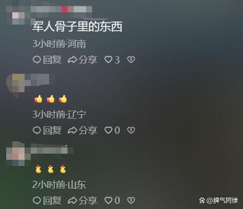 小女孩落水两名军人飞奔救人 本能的善良