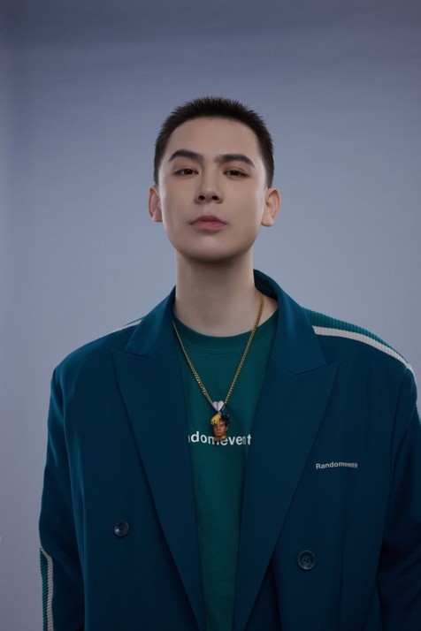 歌手step.jad依加签约华纳音乐 打破固有印象不断突破自我