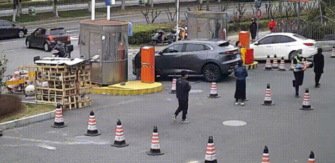 “开门！”小伙在医院门口声嘶力竭，得到全网怒赞