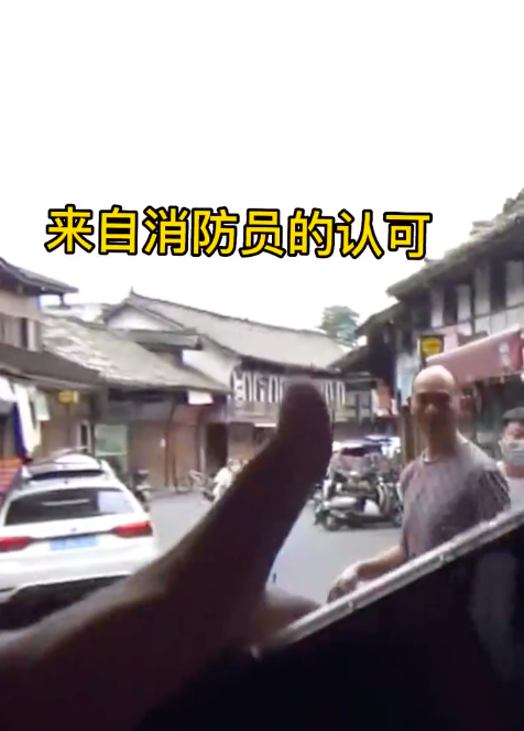 大爷还是你大爷！抓蛇消防员第一次遇到送蛇上门的