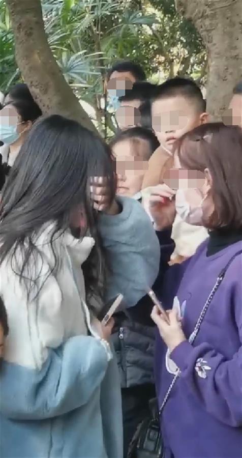 南宁动物园回应猩猩扔水瓶砸伤游客：猩猩正当防卫