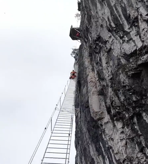 千米崖壁间消防员开展实战演练