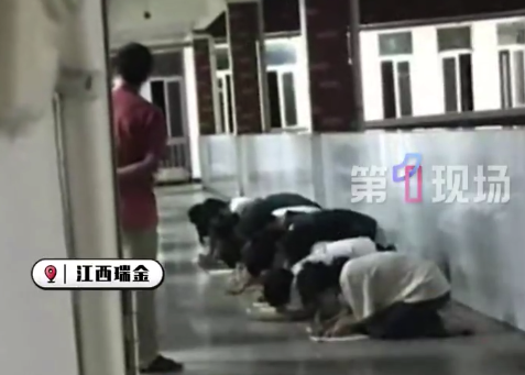 老师被曝让学生一字排开跪地写检讨 多方回应