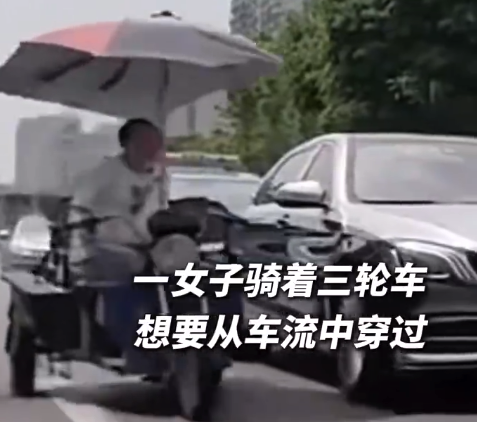 这下有得赔了！女子骑三轮乱钻刮花迈巴赫