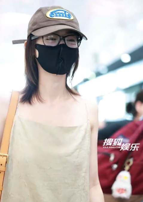 吴谨言出发澳门参加VOGUE活动