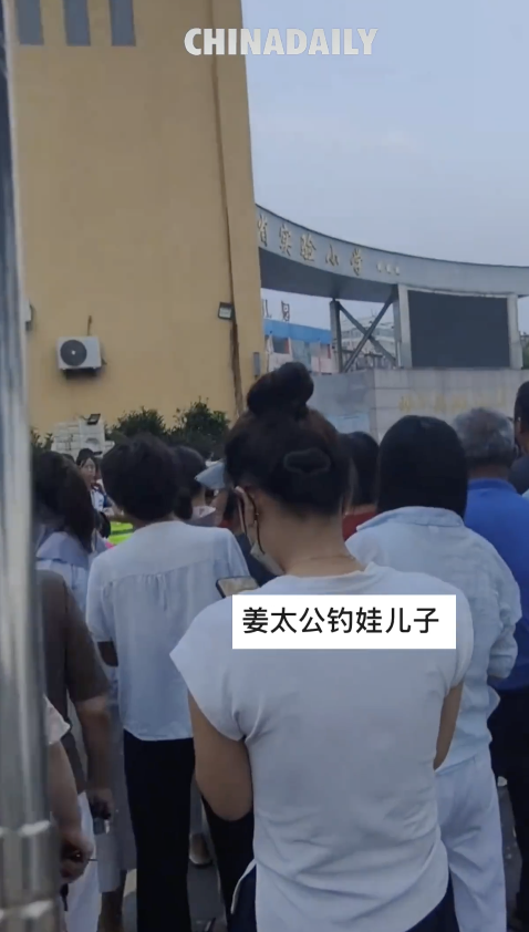 家长自制神器接娃放学 创意引发关注