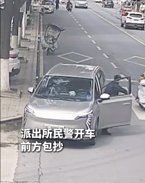 民警街头抓捕盗窃犯 这一飞扑太帅了