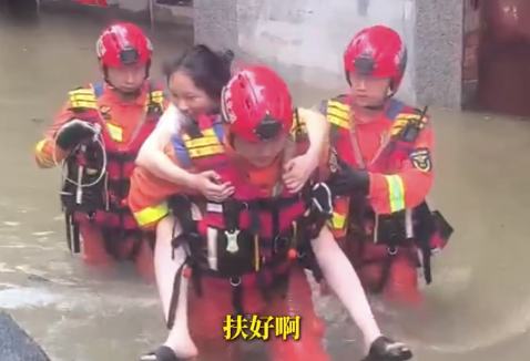 强降雨让房间积了水，七旬老人和12岁女孩被困家中，消防员蹚着深水背出他们