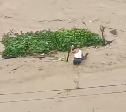 福建三明一老人被困河中遭大水冲走