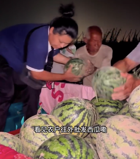 花300塊買(mǎi)1000斤西瓜去擺攤