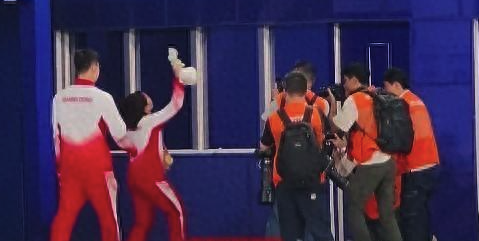 颁奖仪式：全红婵强势夺冠携队友跳上领奖台 热情挥手向观众致意