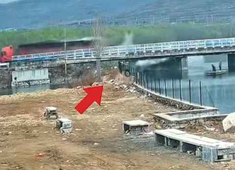 官方回应临沂一大货车压塌桥面：压塌桥面路段已暂时封闭