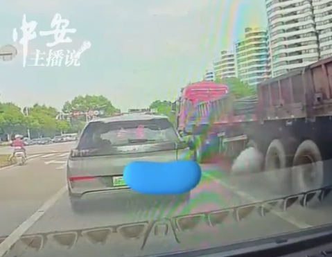 大货车等红灯爆胎旁边小车被震摇晃 过程被行车记录仪拍下