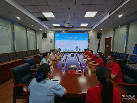 政企同心送清凉 共建和谐暖人心 ——湖北文峰酒业在梨园街道开展夏日送清凉行动