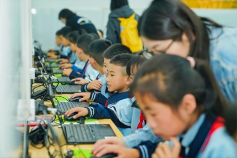联想“梦想未来”公益行动在高原播下AI种子