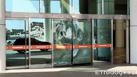 台媒：台南市政府大门被攻击，整排玻璃全碎，一男子被逮捕