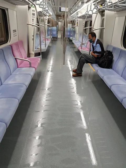 上月台铁车厢内湿漉漉的照片