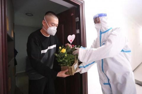 北京丰台区南苑街道为138户封管控居民送鲜花上门