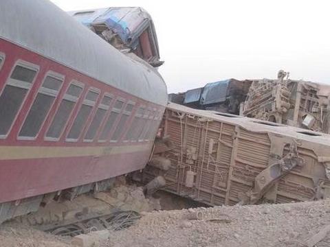 伊朗火车脱轨致13死60伤 现场曝光