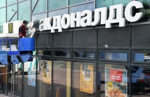 俄罗斯一家麦当劳餐厅正在拆除招牌