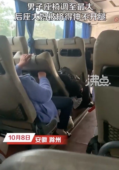 男子座椅半躺后座被挤到腿伸不开