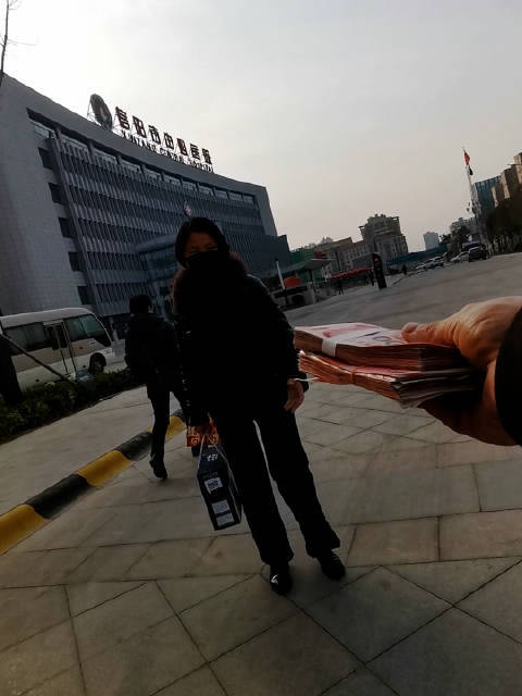 男子7岁落水被邻居救出，时至今日送去2万元救命钱：时隔40年报恩