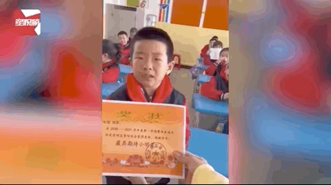 老师用小纸条鼓励学生：“小纸条给你，悄悄地看”
