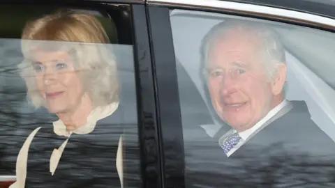 英国国王确诊患癌后 首次公开露面 车上微笑挥手致意
