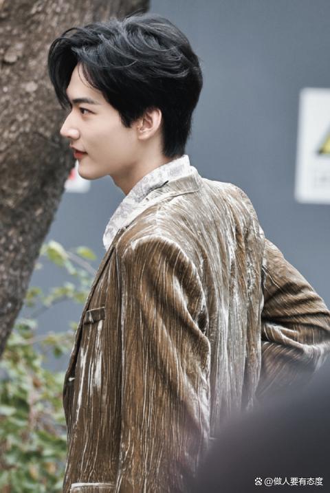 周柯宇父亲被执行151万 明星的父亲也不好当，做生意需要谨慎