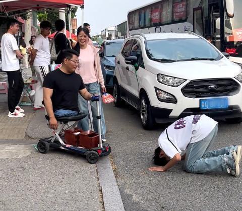 少年高考后走出考场跪谢父亲 跪出教养与感恩