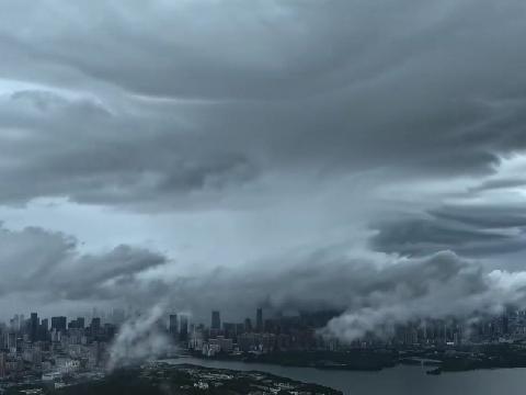 武漢上空出現(xiàn)雨幡奇觀