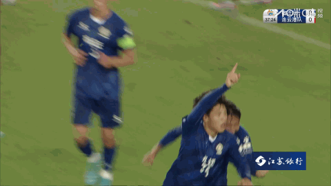 蘇超宿遷球員進球后致敬若塔