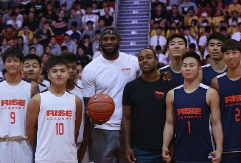 詹姆斯开启第十五次中国行 跨越时空的篮球情缘