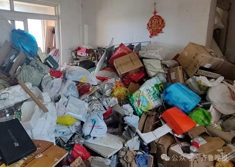 上海阿姨用3套房子塞下30吨废品 孤独与囤积症的背后