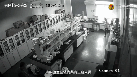 起火同事都逃了，唯独她身陷险境！监控曝光→